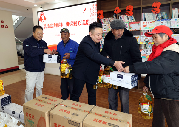 徐州光伏党委带领党员、小学生深入农村开展学雷锋活动 (1).jpg