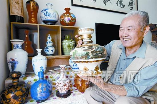 七旬老人爱收藏酒瓶 变废为宝成艺术品