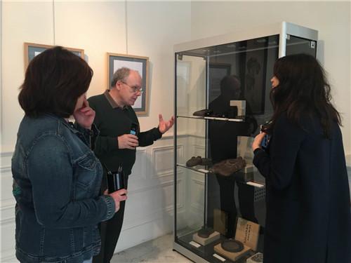 馆长guillemette coulomb女士和christophe comentale先生在展览现场