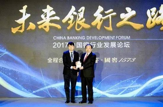 李国华董事长荣膺“年度最具改革精神银行家”